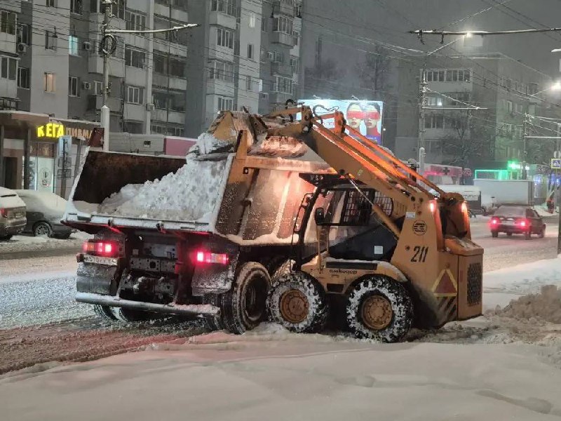 Саратовские дорожники за одну ночь высыпали на трассы 835 тонн песчано-соляной смеси